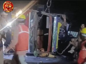 गंगा एक्सप्रेस के रास्ते पर मां और बेटे&hellip;